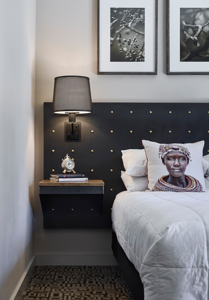 Imagen de dormitorio contemporáneo con paredes grises, moqueta y suelo marrón