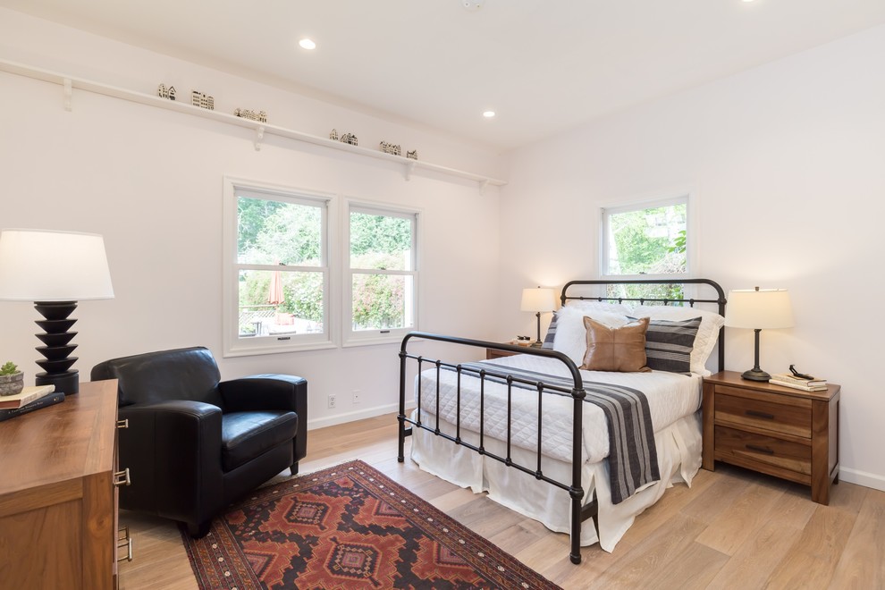 Modelo de habitación de invitados clásica renovada con paredes blancas, suelo de madera clara y suelo beige
