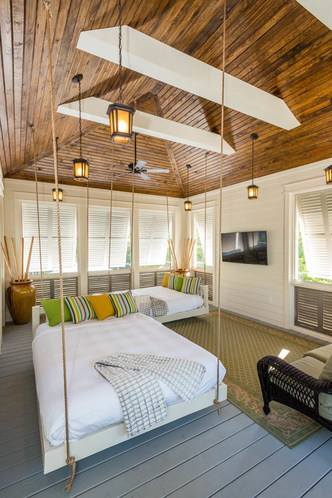 マイアミにあるビーチスタイルのおしゃれな寝室 (白い壁、塗装フローリング) のインテリア