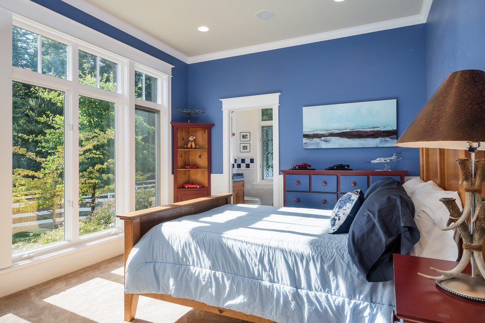 Idée de décoration pour une chambre avec moquette tradition avec un mur bleu.