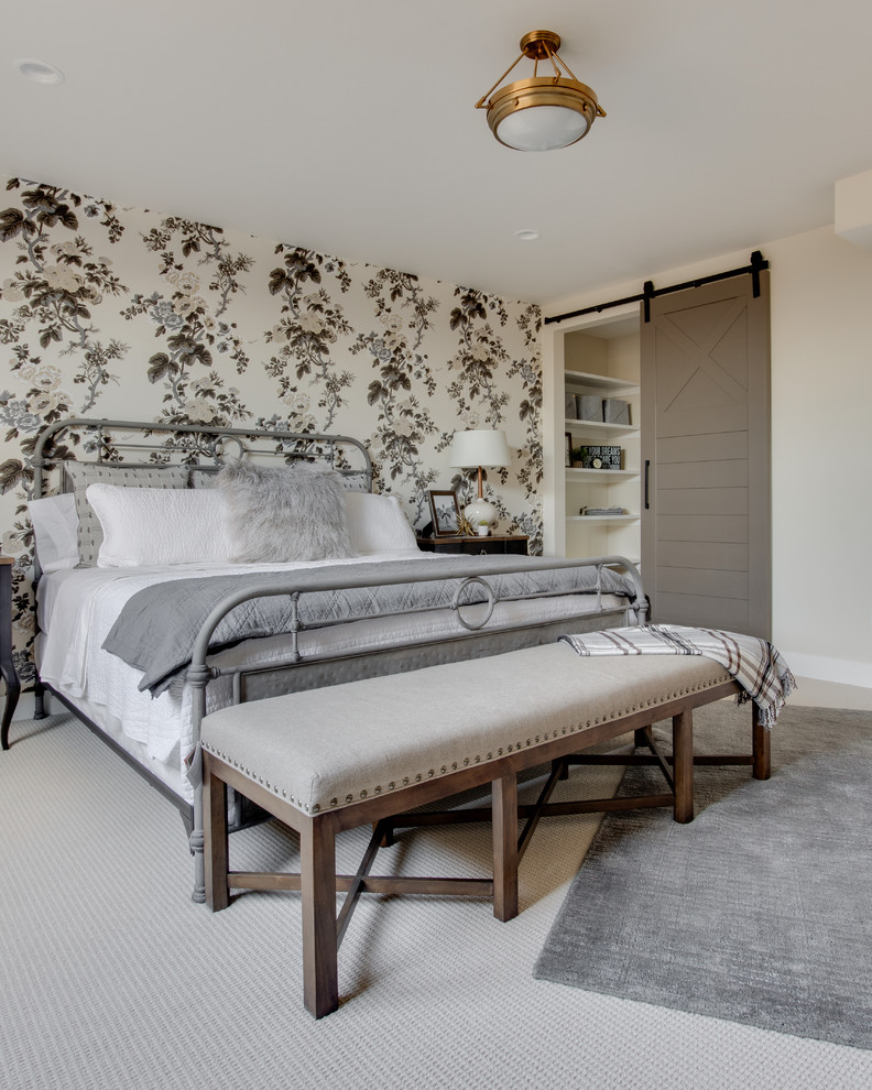 Idéer för ett klassiskt sovrum, med beige väggar, heltäckningsmatta och beiget golv