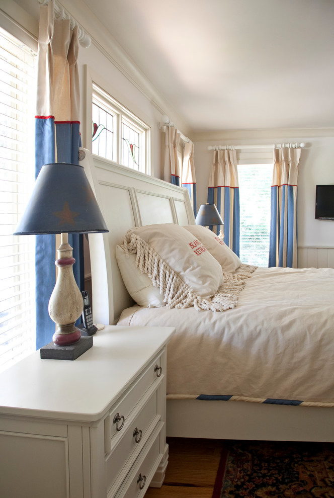 Diseño de dormitorio principal exótico con paredes blancas y suelo de madera en tonos medios