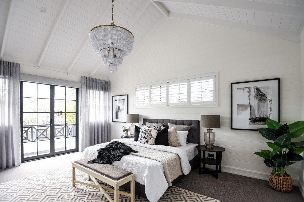 Klassisches Schlafzimmer mit weißer Wandfarbe, Teppichboden, grauem Boden, Holzdielendecke und gewölbter Decke in Brisbane