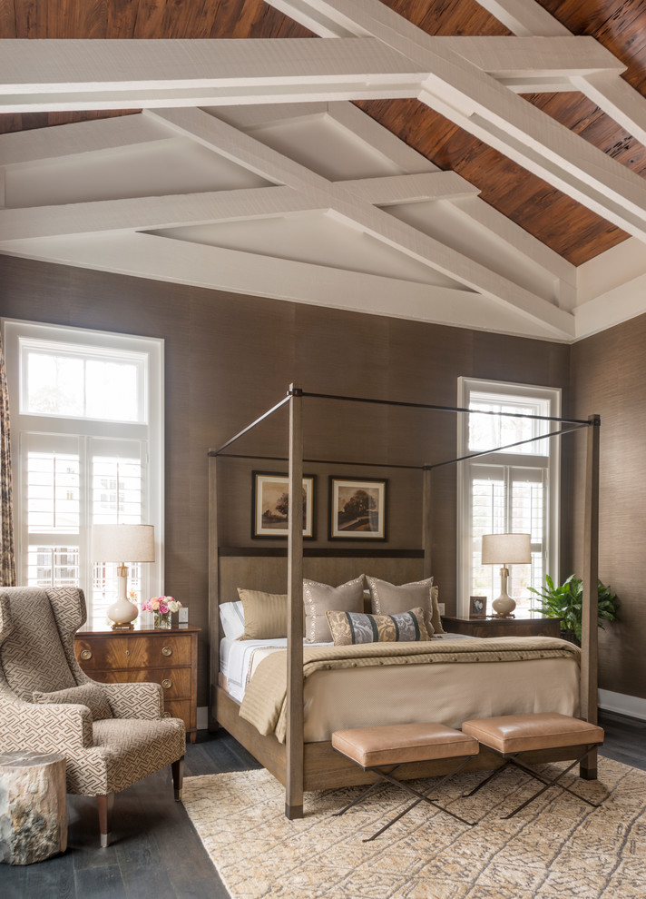 Ejemplo de dormitorio principal de estilo de casa de campo grande sin chimenea con paredes marrones y suelo de madera oscura