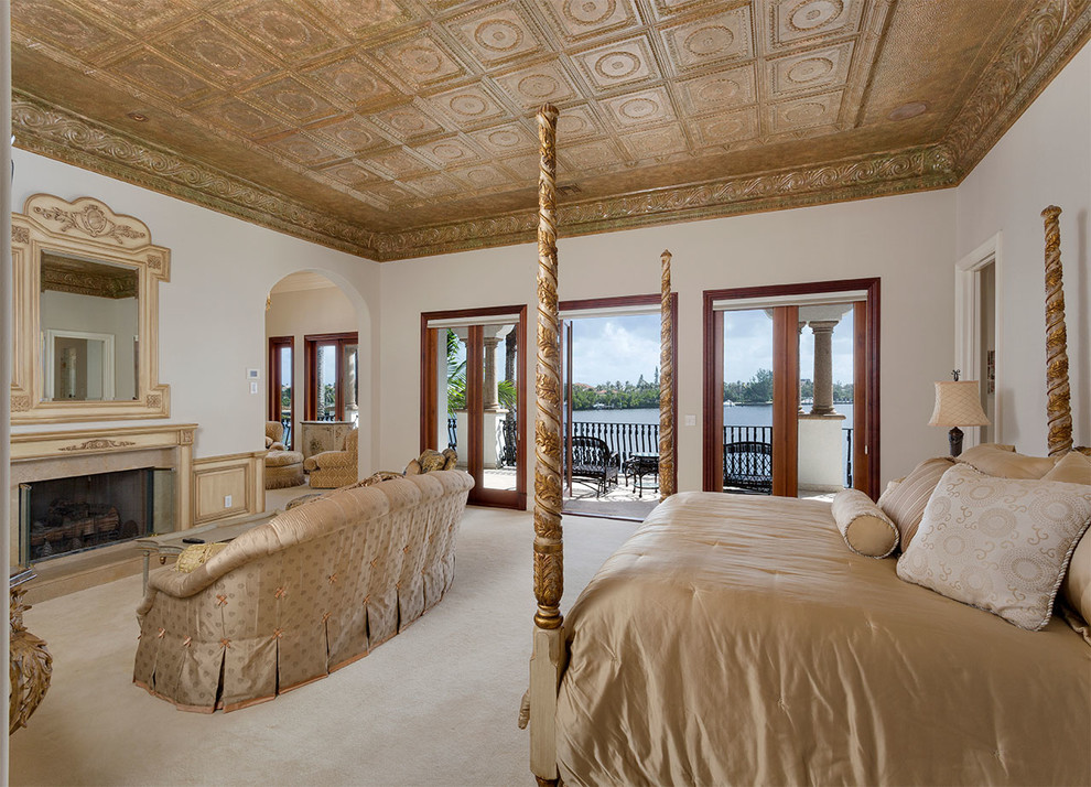 Diseño de dormitorio principal clásico de tamaño medio con paredes beige, moqueta, todas las chimeneas, marco de chimenea de madera y suelo beige