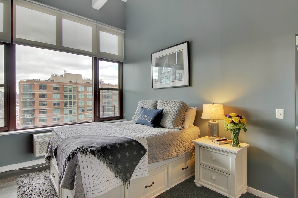 Стильный дизайн: хозяйская спальня среднего размера в стиле кантри с серыми стенами и темным паркетным полом без камина - последний тренд