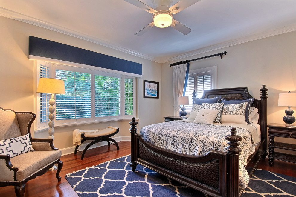 Idee per una camera da letto costiera con pareti beige, pavimento in legno massello medio e pavimento marrone