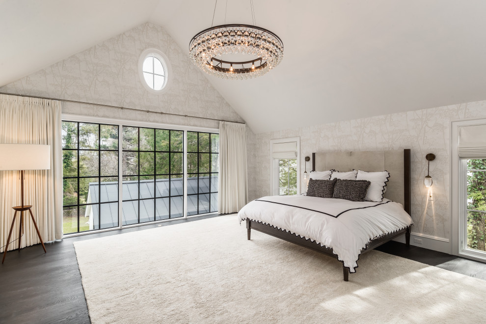 Стильный дизайн: хозяйская спальня в стиле неоклассика (современная классика) с разноцветными стенами и темным паркетным полом без камина - последний тренд