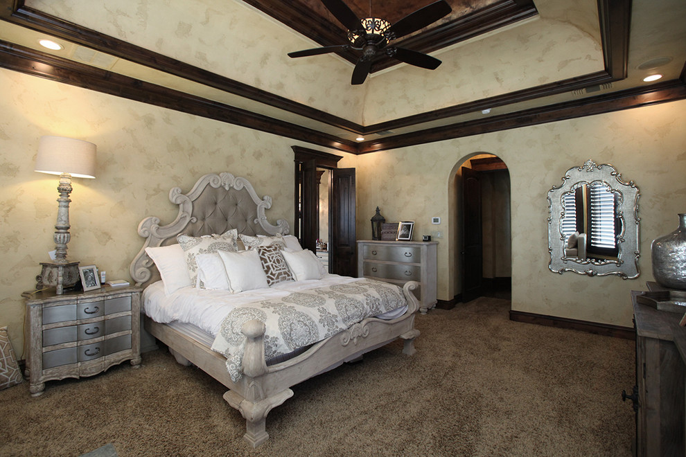Ejemplo de habitación de invitados bohemia de tamaño medio con paredes beige y moqueta