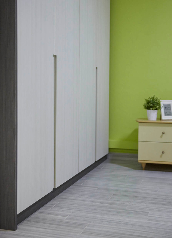 На фото: хозяйская спальня среднего размера в современном стиле с зелеными стенами