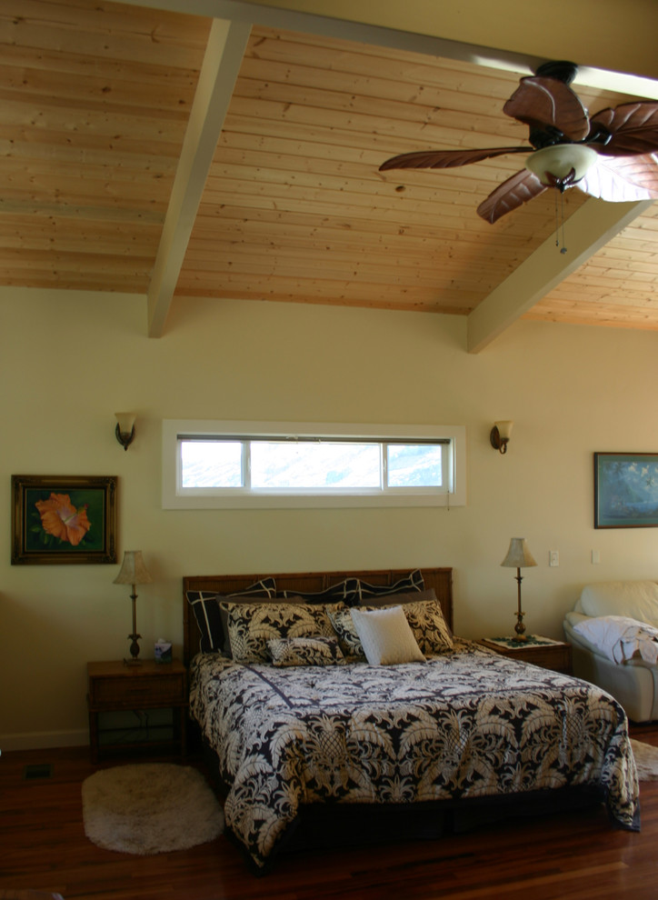 Imagen de dormitorio principal de estilo americano grande con paredes beige, suelo de madera en tonos medios, chimenea de esquina y marco de chimenea de yeso