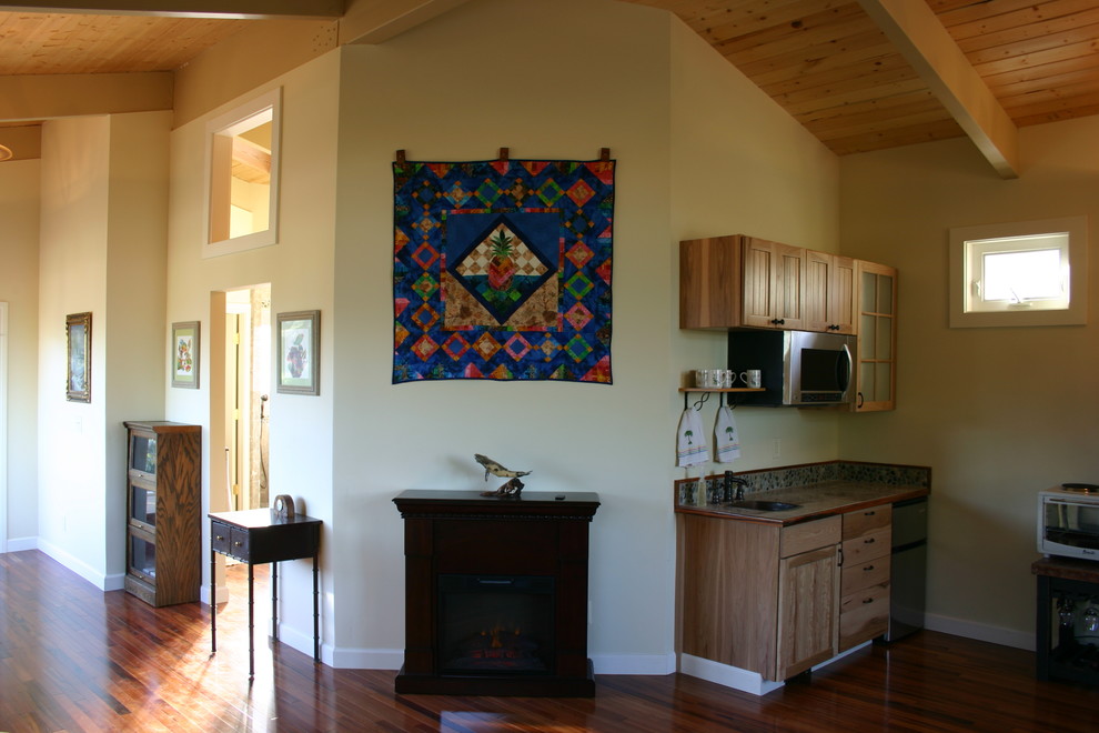 Exemple d'une grande chambre parentale craftsman avec un mur beige, un sol en bois brun, une cheminée d'angle et un manteau de cheminée en plâtre.