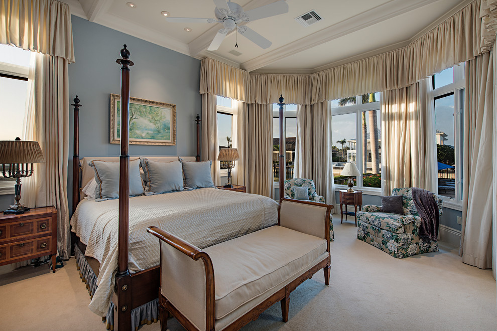На фото: спальня в средиземноморском стиле с синими стенами, ковровым покрытием и бежевым полом