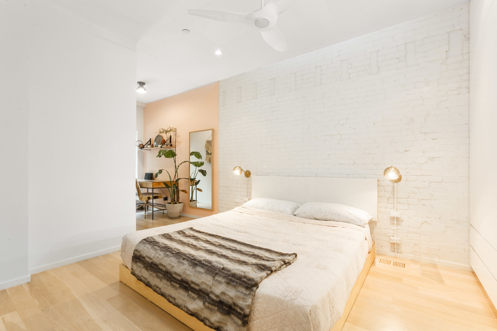 Cette photo montre une chambre tendance avec un mur blanc, parquet clair et un sol beige.