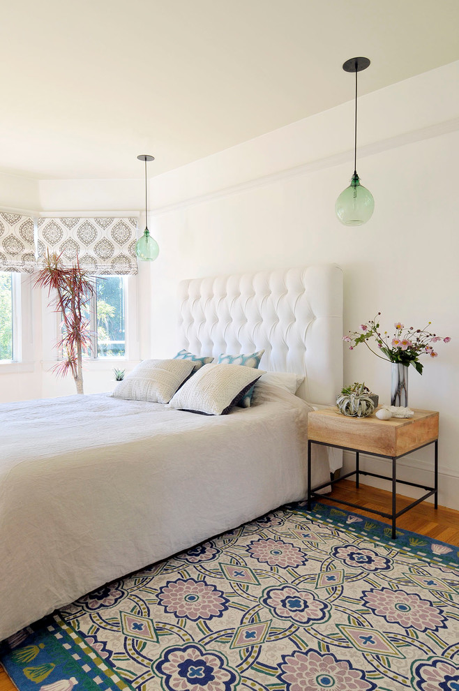 Свежая идея для дизайна: хозяйская спальня среднего размера в стиле фьюжн с белыми стенами, паркетным полом среднего тона и коричневым полом без камина - отличное фото интерьера