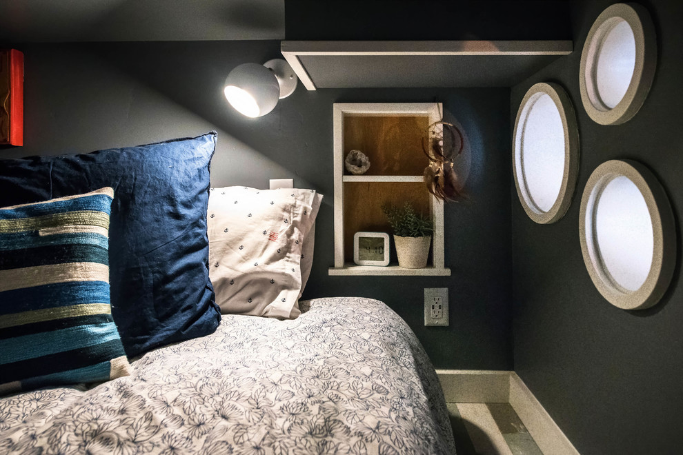 Foto di una camera da letto stile loft eclettica di medie dimensioni con pareti grigie e pavimento in legno massello medio