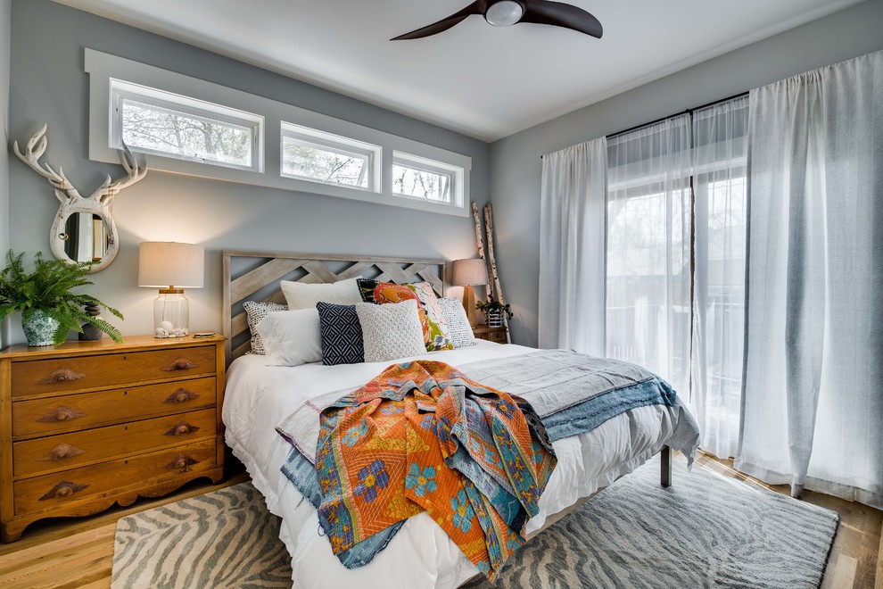На фото: хозяйская спальня среднего размера в стиле рустика с серыми стенами и светлым паркетным полом с
