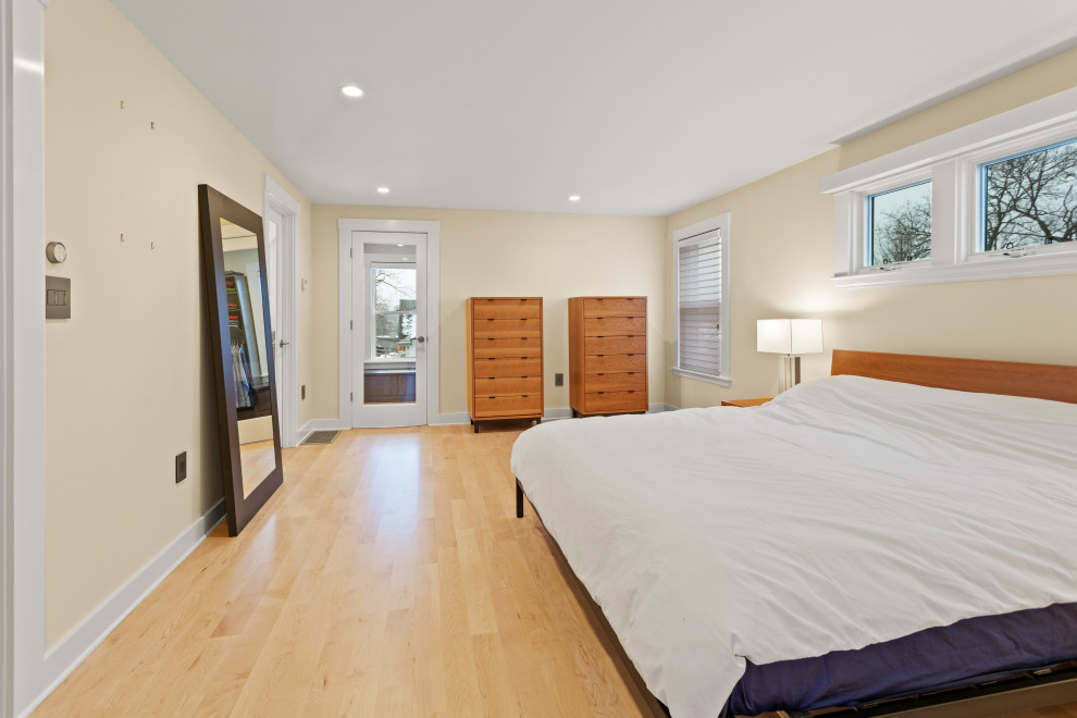 Источник вдохновения для домашнего уюта: гостевая спальня среднего размера, (комната для гостей) в стиле модернизм с желтыми стенами, светлым паркетным полом и бежевым полом без камина