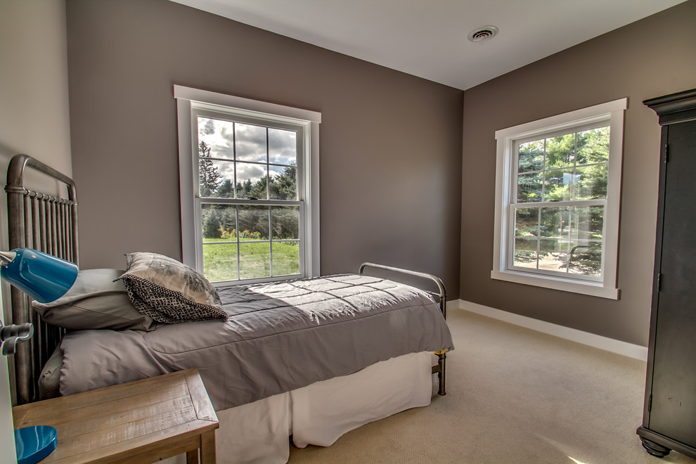 Shabby-Look Schlafzimmer mit grauer Wandfarbe und Teppichboden in New York