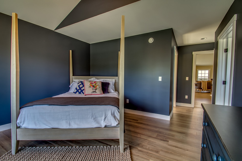 Idee per una camera matrimoniale stile shabby con pareti blu e pavimento in legno massello medio