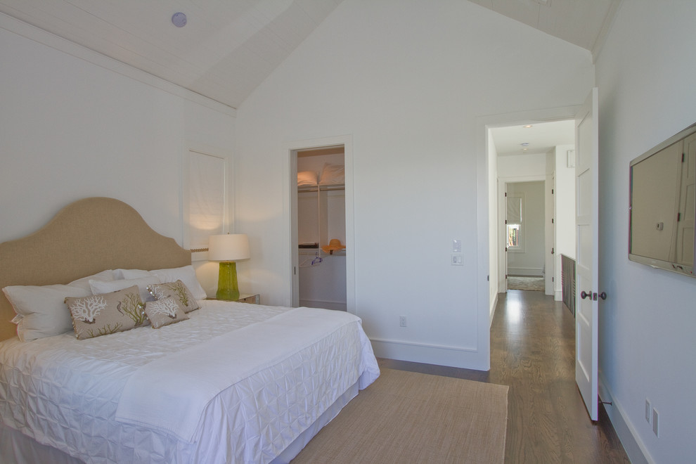 Foto di una camera degli ospiti stile marino di medie dimensioni con pareti bianche, pavimento in legno massello medio e nessun camino