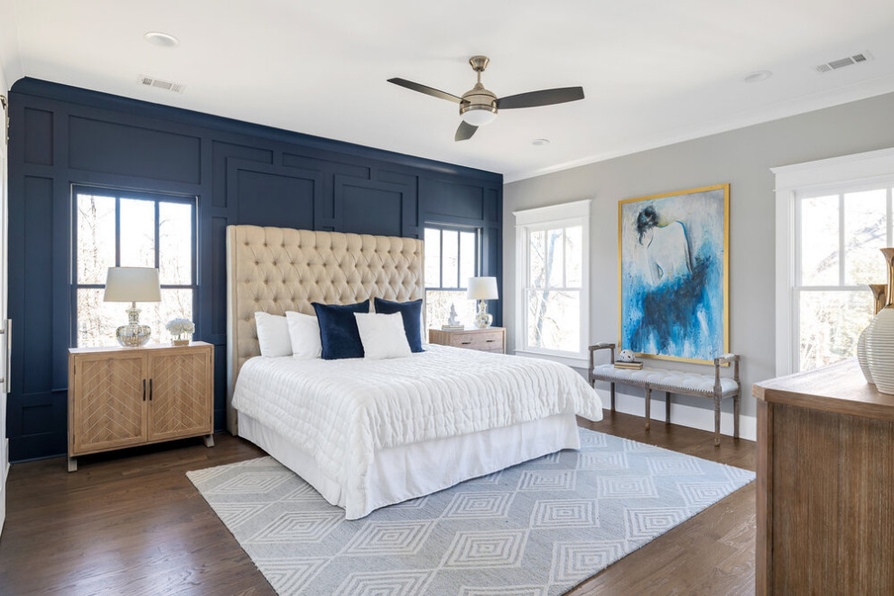Стильный дизайн: большая хозяйская спальня в стиле неоклассика (современная классика) с синими стенами, темным паркетным полом и коричневым полом без камина - последний тренд