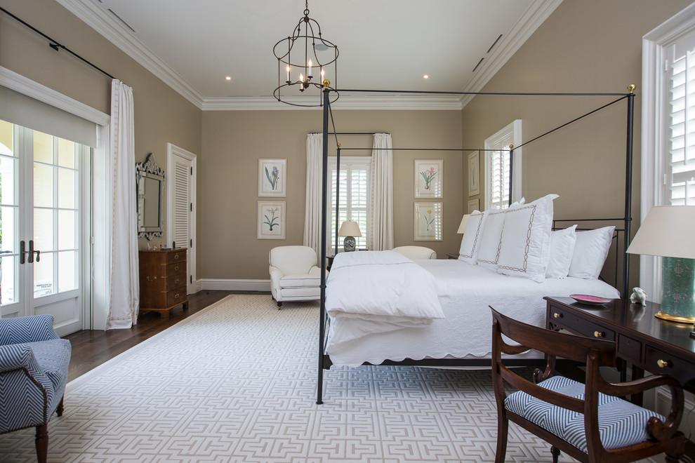Klassisches Schlafzimmer ohne Kamin mit brauner Wandfarbe und dunklem Holzboden in Miami