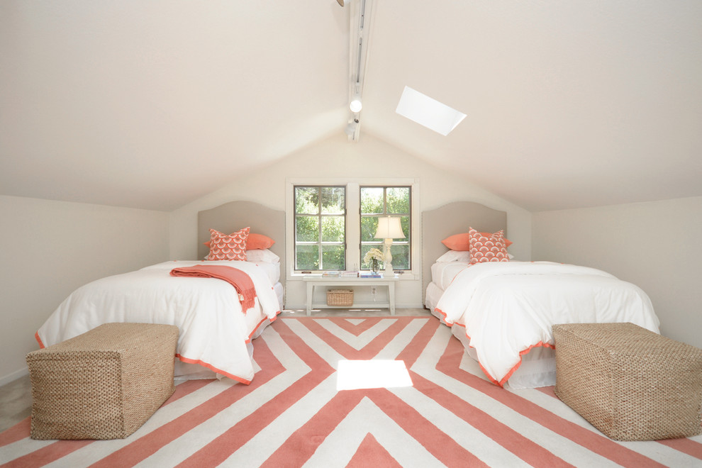 На фото: гостевая спальня (комната для гостей) в стиле неоклассика (современная классика) с белыми стенами, ковровым покрытием и разноцветным полом
