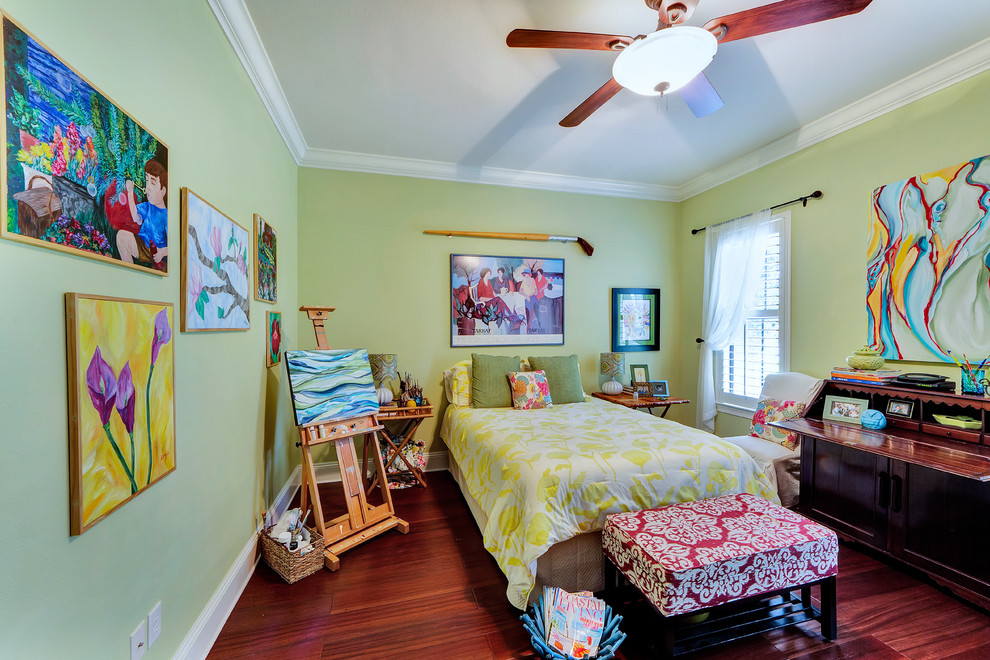 Klassisches Hauptschlafzimmer ohne Kamin mit grüner Wandfarbe, dunklem Holzboden und rotem Boden in Miami
