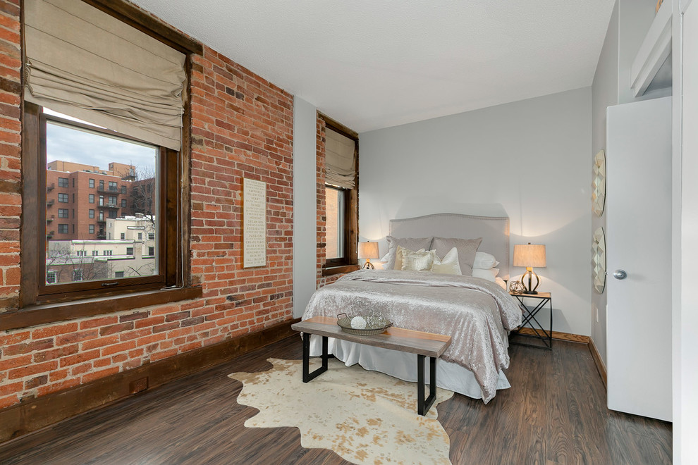Esempio di una camera da letto eclettica con pareti grigie, parquet scuro e pavimento marrone