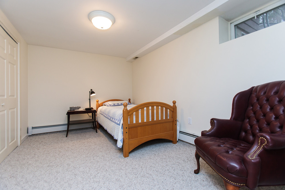 ボストンにある広いトラディショナルスタイルのおしゃれな客用寝室 (ベージュの壁、カーペット敷き) のインテリア