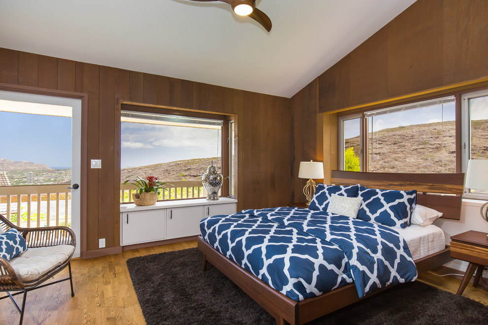 Maritimes Schlafzimmer mit brauner Wandfarbe und braunem Holzboden in Hawaii