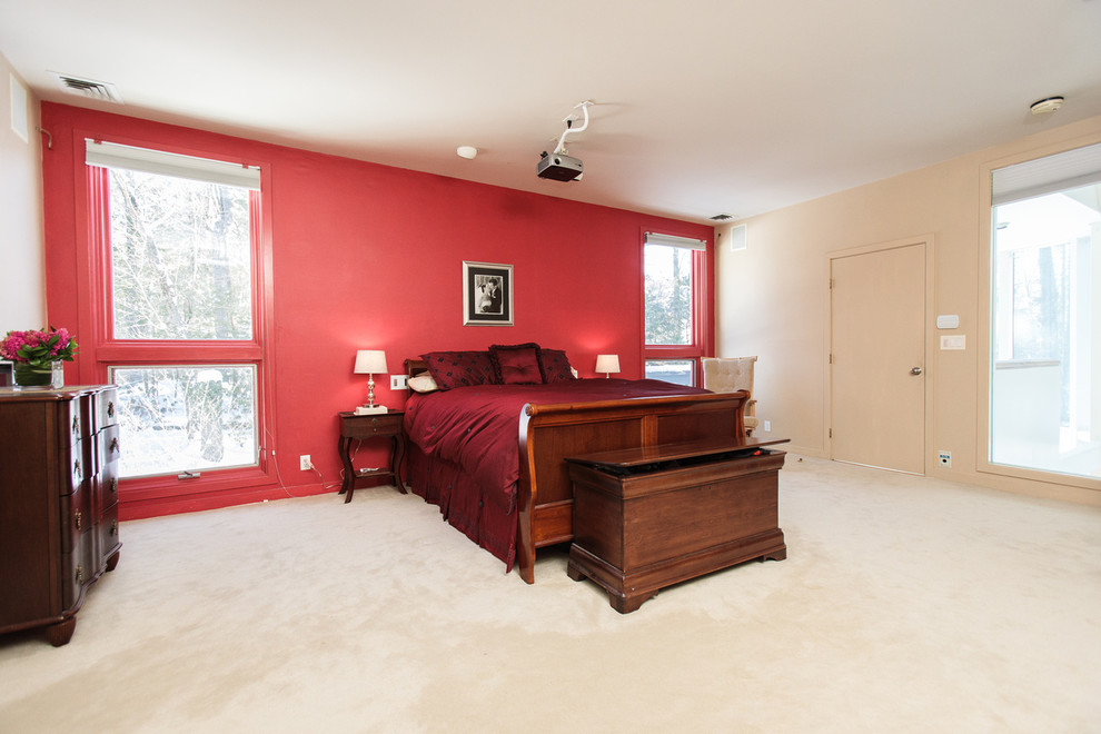 Стильный дизайн: большая хозяйская спальня в стиле модернизм с красными стенами и ковровым покрытием - последний тренд