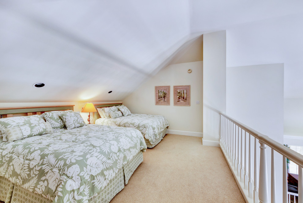 Imagen de dormitorio tipo loft tradicional sin chimenea con paredes beige y moqueta