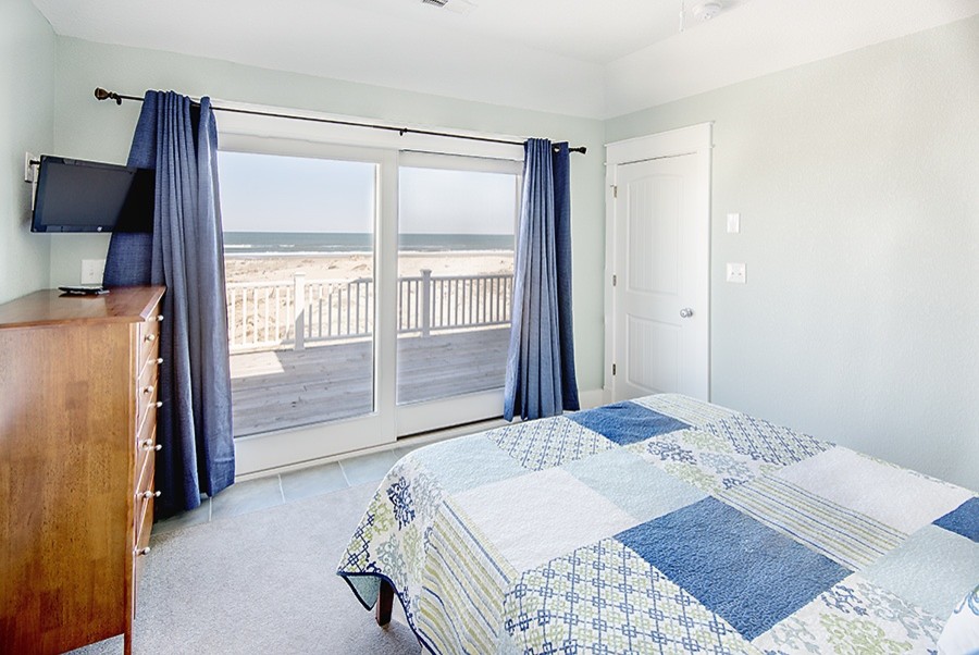 Immagine di una camera da letto costiera