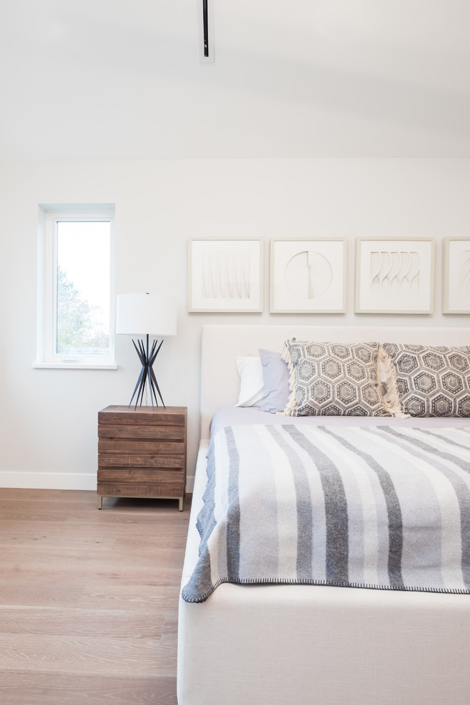 Свежая идея для дизайна: большая хозяйская спальня в современном стиле с серыми стенами, паркетным полом среднего тона и коричневым полом - отличное фото интерьера