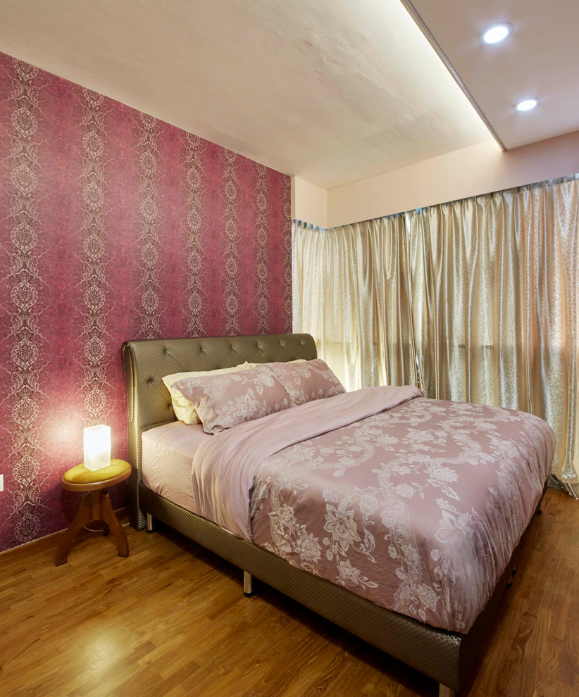 Идея дизайна: хозяйская спальня среднего размера в стиле модернизм с фиолетовыми стенами и полом из фанеры