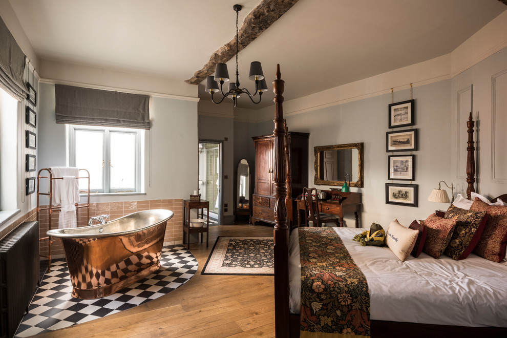 ドーセットにある中くらいなトラディショナルスタイルのおしゃれな主寝室 (グレーの壁、無垢フローリング、茶色い床、グレーとブラウン) のレイアウト