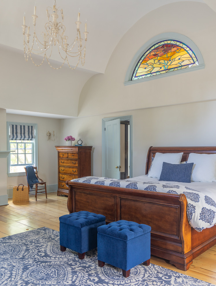Foto de dormitorio principal de estilo de casa de campo extra grande con paredes blancas y suelo de madera clara