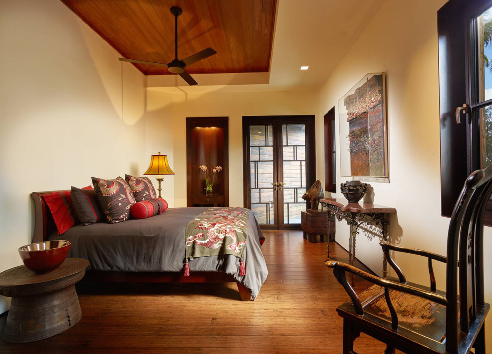 他の地域にある中くらいなアジアンスタイルのおしゃれな主寝室 (ベージュの壁、無垢フローリング、茶色い床)