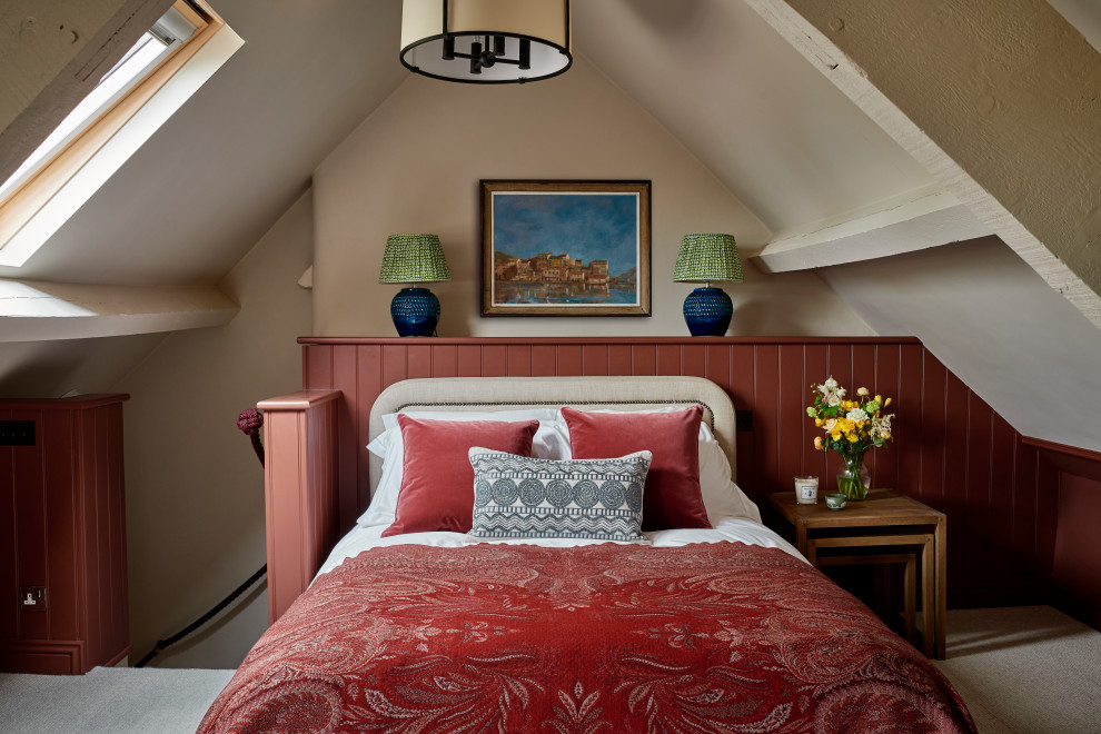 Пример оригинального дизайна: спальня в классическом стиле с бежевыми стенами, ковровым покрытием и бежевым полом без камина