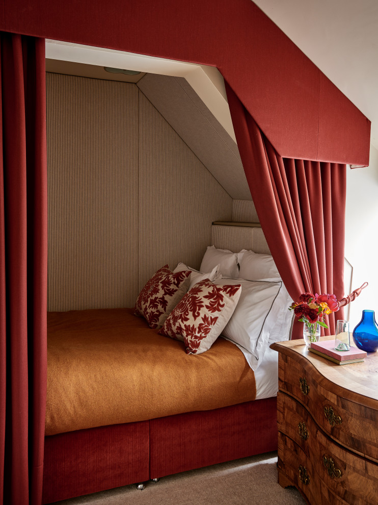 Стильный дизайн: маленькая гостевая спальня (комната для гостей) в классическом стиле с ковровым покрытием и бежевым полом для на участке и в саду - последний тренд