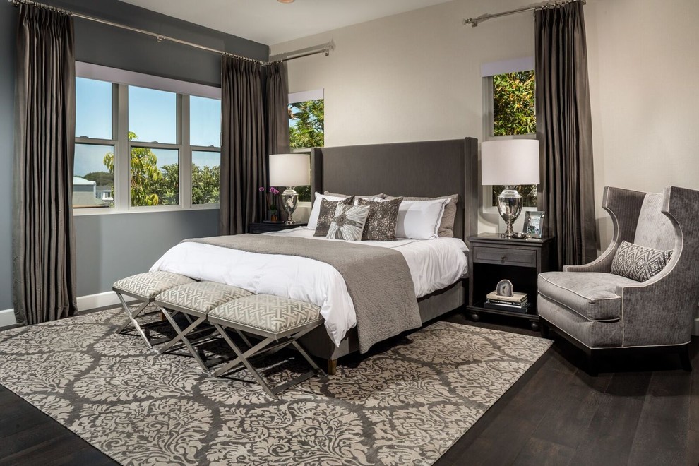 Klassisches Schlafzimmer ohne Kamin mit dunklem Holzboden und grauer Wandfarbe in Los Angeles