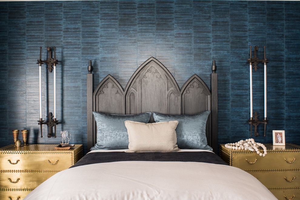 サンフランシスコにあるエクレクティックスタイルのおしゃれな主寝室 (青い壁)