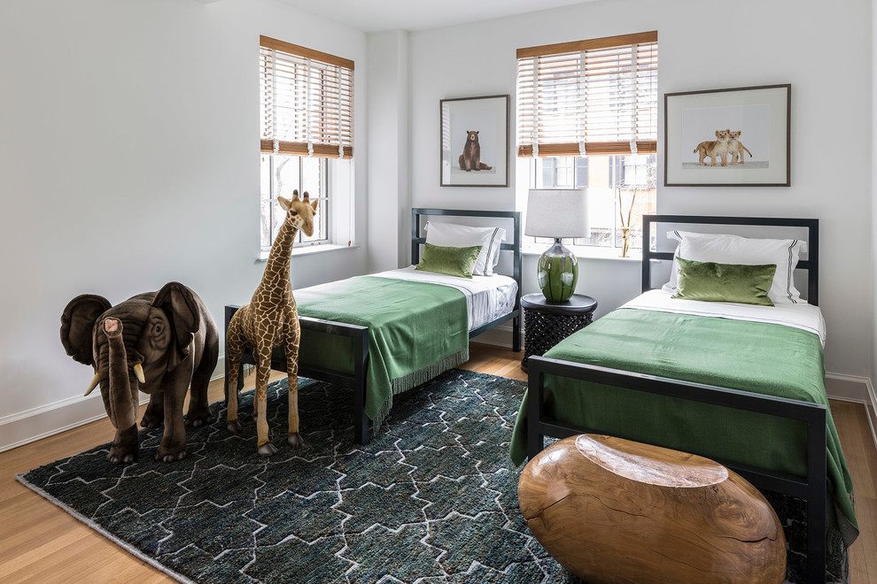 Modelo de habitación de invitados clásica renovada con paredes blancas y suelo de madera clara