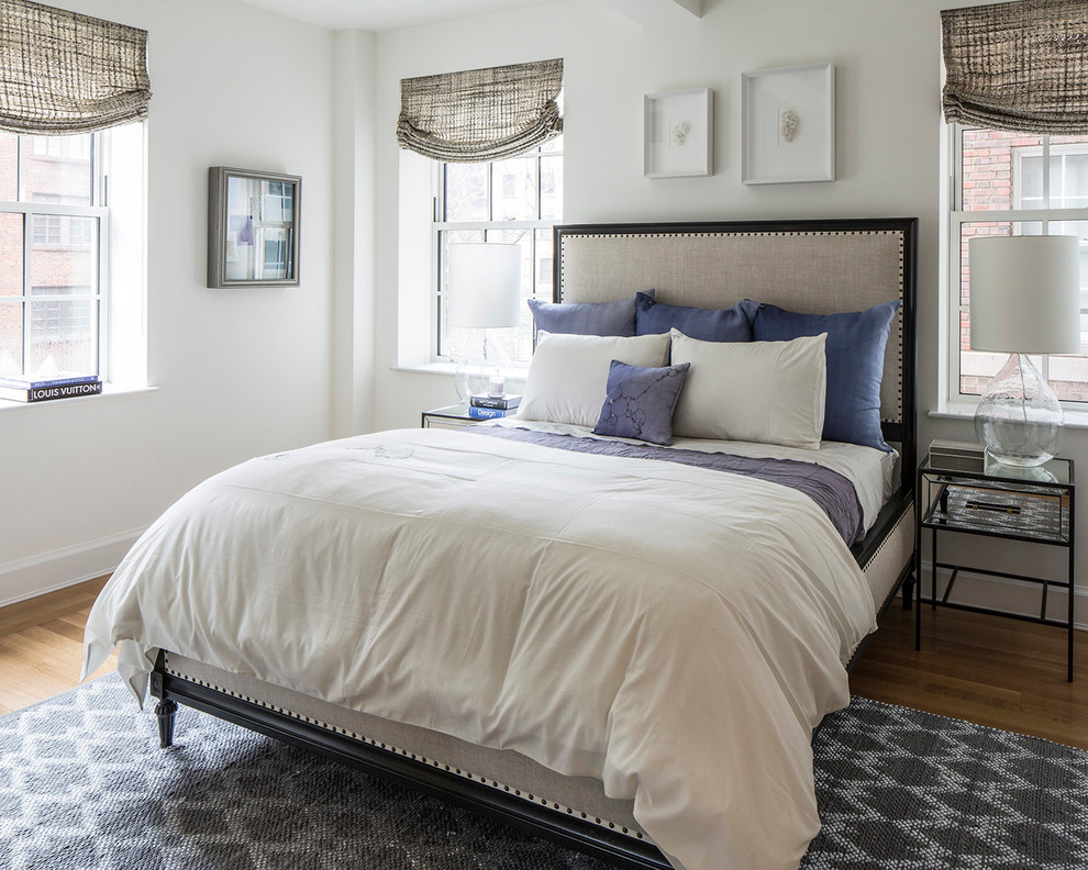 Стильный дизайн: спальня в стиле неоклассика (современная классика) с белыми стенами и светлым паркетным полом - последний тренд