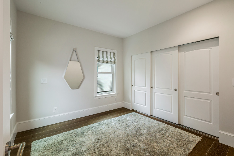 Imagen de habitación de invitados minimalista de tamaño medio con paredes blancas y suelo de madera oscura