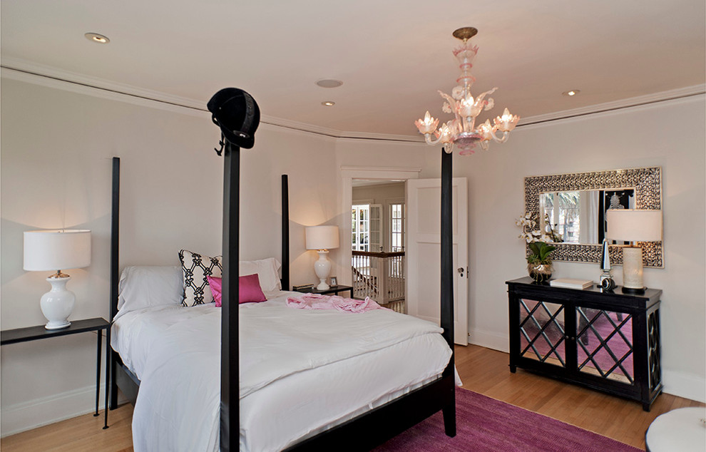 Diseño de dormitorio clásico con suelo de madera en tonos medios