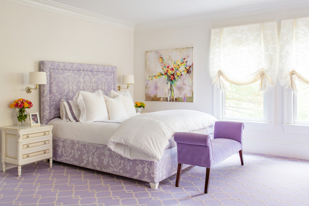 Пример оригинального дизайна: огромная хозяйская спальня в стиле неоклассика (современная классика) с бежевыми стенами, ковровым покрытием и фиолетовым полом
