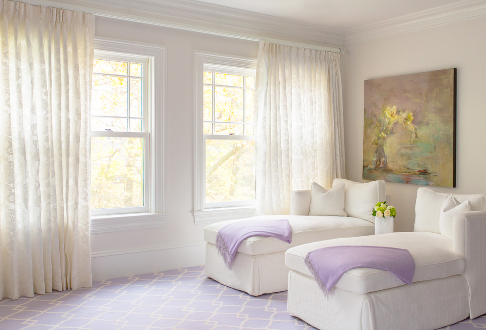 Стильный дизайн: огромная хозяйская спальня в стиле неоклассика (современная классика) с бежевыми стенами, ковровым покрытием и фиолетовым полом - последний тренд